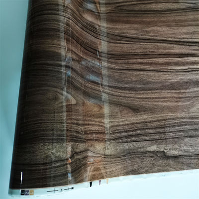 Folla de PVC de vinilo con textura de madera en relieve, ideal para envolver marcos de puertas de perfil u otras formas irregulares